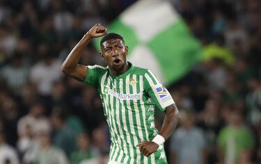 Al lateral brasileño le queda un año más de cesión en el Betis y, según el acuerdo entre ambos equipos, si el Barça quiere recuperarle antes de este período debería de pagar nueve millones de euros. Según la versión verdiblanca, son doce millones. Al Barça le ha encantado su progresión este curso.