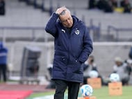 Monterrey's Spanish head coach Domenec Torrent gestures during the Liga MX Clausura match between Pumas and Monterrey at Olimpico Universitario Stadium in Mexico City on February 22, 2026. (Photo by Victor CRUZ / AFP)