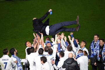 El 18 de diciembre de 2016 consiguió su tercer título, el Mundial de Clubes, tras ganar al Kashima Antlers en Yokohama, Japón. En la foto, los jugadores del Real Madrid mantean a Zidane. 