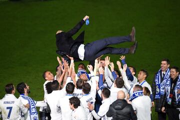 El 18 de diciembre de 2016 consigui¨® su tercer t¨ªtulo, el Mundial de Clubes, tras ganar al Kashima Antlers en Yokohama, Jap¨®n. En la foto, los jugadores del Real Madrid mantean a Zidane.