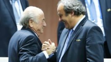 EL PULSO. Blatter y Platini se saludan y sonríen. El francés quiere presidir la FIFA.