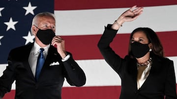 (ARCHIVOS) En esta foto de archivo tomada el 20 de agosto de 2020, Joe Biden y Kamala Harris saludan a sus partidarios fuera del Chase Center en Wilmington, Delaware.