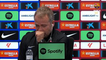 Dejó a la prensa atónita: Flick tuvo que levantarse en plena rueda de prensa urgentemente