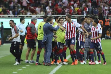 Jugadores de las Chivas festejan el primer gol con su técnico, Matías Almeyda.