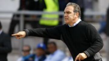 Lasarte explicó que busca fórmulas para mejorar el nivel de juego azul.