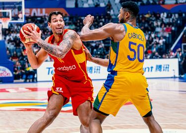 Willy Hernángomez con en balón en las manos durante el partido de la fase de grupos del Mundial de Baloncesto 2023 frente a Brasil