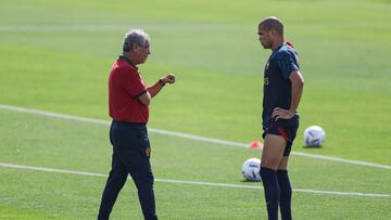 Doha (Qatar), 21/11/2022.- Portugal National team head coach Fernando Santos (L) speaks with player Pepe during a traning session, in Al Shahhniya, Qatar, 21 November 2022. The FIFA World Cup 2022 takes place in Qatar from 20 November untill 18 December 2022. (Mundial de F¨²tbol, Catar) EFE/EPA/JOSE SENA GOULAO PORTUGAL OUT