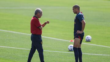 Doha (Qatar), 21/11/2022.- Portugal National team head coach Fernando Santos (L) speaks with player Pepe during a traning session, in Al Shahhniya, Qatar, 21 November 2022. The FIFA World Cup 2022 takes place in Qatar from 20 November untill 18 December 2022. (Mundial de Fútbol, Catar) EFE/EPA/JOSE SENA GOULAO PORTUGAL OUT
