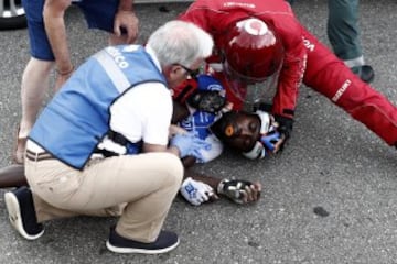 El corredor del equipo FDJ Kévin Reza, recibe asistencia médica tras verse implicado en una caída durante la décima etapa de la Vuelta Ciclista a España 2016.