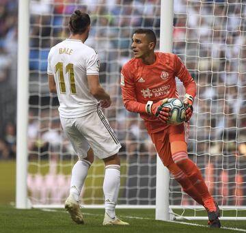 El portero del Real Valladolid, Masip, atrapa el balón ante el jugador del Real Madrid, Bale. 