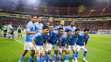 AME5014. GUADALAJARA (MÉXICO), 06/11/2024.- Jugadores de Cruz Azul posan este miércoles, durante un partido de la jornada 15 del Torneo Apertura 2024 de la liga MX entre Atlas y Cruz Azul, en el Estadio Jalisco, en Guadalajara (México). EFE/ Francisco Guasco