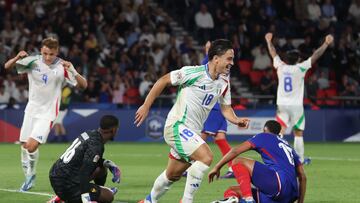 Paris (France), 05/09/2024.- Giacomo Raspadori (C) of Italy celebrates after scoring the 1-3 goal during the UEFA Nations League group B soccer match between France and Italy in Paris, France, 06 September 2024. (Francia, Italia) EFE/EPA/MOHAMMED BADRA