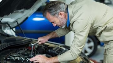 ¿Por qué no es bueno revisar el motor del auto con una corbata puesta?