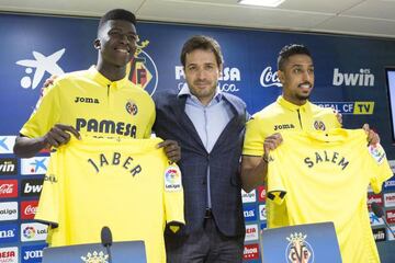 Jaber Essa, el consejero delegado Fernando Roig Nogueroles y Salem Al Dawsari, en la presentación de los jugadores saudíes del Villarreal.