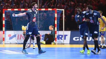 El joven Fábregas disfruta con Abalo y Karabatic.