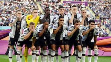 Soccer Football - FIFA World Cup Qatar 2022 - Group E - Germany v Japan - Khalifa International Stadium, Doha, Qatar - November 23, 2022 Germany players cover their mouths as they pose for a team group photo before the match REUTERS/Annegret Hilse     TPX IMAGES OF THE DAY