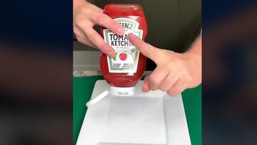 Explica cuál es la forma correcta de apretar el kétchup y el truco se comparte sin parar