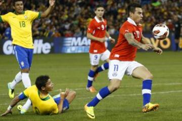 Pie de Foto: 19 de noviembre de 2013: En un amistoso disputado en Toronto en el marco de la preparación para el Mundial de Brasil 2014, Chile enfrentó a la 'verdeamarelha'. En un pálido encuentro de Chile, Brasil venció por 2 goles a 1. Para los pentacampeones del mundo marcó Hulk (13') y Robinho (79'). Para el conjunto de Jorge Sampaoli, descontó Eduardo Vargas (71')