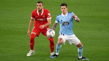 Santi Mina controla el bal&oacute;n en presencia de Joan Jord&aacute;n durante el partido disputado contra el Sevilla en Bala&iacute;dos.