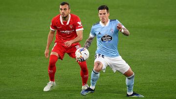 Santi Mina controla el bal&oacute;n en presencia de Joan Jord&aacute;n durante el partido disputado contra el Sevilla en Bala&iacute;dos.