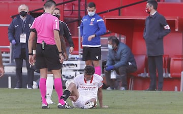 ¡Munir está tendido sobre el césped! Parece que tiene problemas musculares