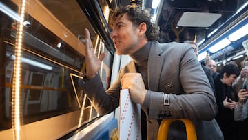 El cantante David Bisbal, durante la inauguración del Tren de la Navidad del Metro de Madrid, en la estación de Sol, a 25 de noviembre de 2025, en Madrid (España). El artista ha dado una sorpresa a los usuarios del metro y ha cantado alguno de los villancicos de su nuevo álbum ‘Todo es Posible en Navidad’.
25 NOVIEMBRE 2025
Eduardo Parra / Europa Press
25/11/2025