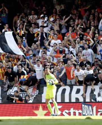 Diego Alves celebra la parada del penalti tirado por Siqueira. 
