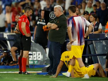 Durante el descuento en la segunda parte el árbitro, Soto Grado, acudió al VAR para revisar un posible penalti a favor del Barcelona.
