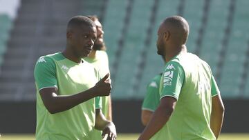 Carvalho, junto a Sidnei, que sí rescindió este martes.