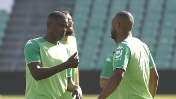 Carvalho, junto a Sidnei, que s&iacute; rescindi&oacute; este martes.