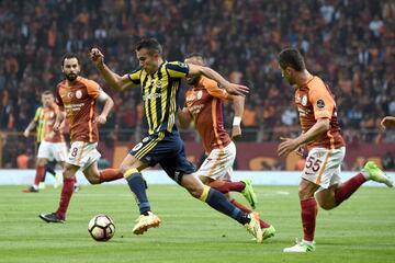 El derbi turco enfrenta a la parte asiática y europea de Estambul, separada por el Bósforo. El Galatasaray fue fundado por los estudiantes del lado europeo, mientras que el Fenerbahçe pertenece a la zona asiática y está asociado a la clase trabajadora turca. 