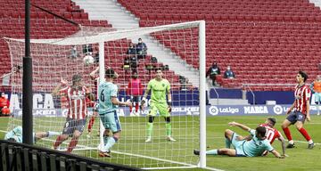 Gol anulado por falta de Luis Suárez a Róber. 