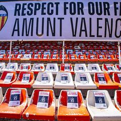 Brazaletes contra el racismo en la grada de animación