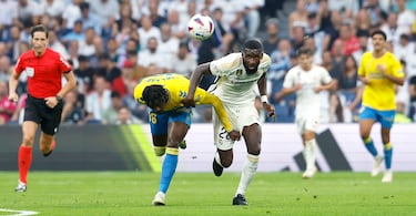 Sory Kaba y Antonio Rüdiger corren en disputa de la posesión del balón.