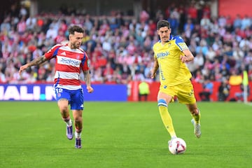 Carlos Fernández junto a Ricard Sánchez en el partido que enfrentaba al Cádiz CF con el Granada CF en el Nuevo Los Cármenes en la jornada 16 de la Liga Hypermotion. Foto: Cádiz CF.