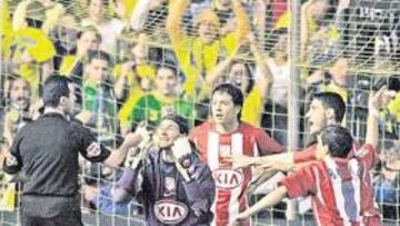 <b>QUEJAS JUSTIFICADAS. </b>Leo, Galletti, Pablo e Ibagaza se comían a Pérez Lasa tras pitar éste un penalti fuera del área y en fuera de juego.