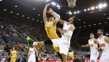 Gustavo Ayón intenta frenar a Omic.