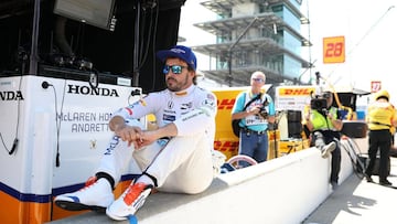 SCM34. INDIAN&Aacute;POLIS (EE.UU.), 16/05/2017.- El piloto espa&ntilde;ol Fernando Alonso (i) participa de un entrenamiento libre para las 500 Millas de Indian&aacute;polis hoy, martes 16 de mayo de 2017, en Indian&aacute;polis, Indiana (EE.UU.). Alonso, dos veces campe&oacute;n mundial de F&oacute;rmula uno, debuta con el n&uacute;mero 29 en la lista oficial de 33 inscritos de la legendaria carrera, en su edici&oacute;n 101, que se disputar&aacute; el 28 de mayo. EFE/STEVE C. MITCHELL