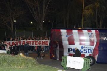 Los seguidores del Atlético acudieron al hotel de concentración para animar a su equipo antes del partido de Champions.