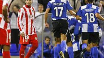 <b>DECEPCIÓN. </b>Assunçao y Reyes asisten incrédulos al repaso del Hércules mientras que el equipo alicantino celebra su segundo gol.