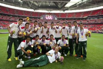 El máximo logro en la historia del fútbol mexicano. El combinado dirigido por Luis Fernando Tena logró un inconmensurable oro olímpico en el fútbol de los Juegos de Londres 2012. Vencieron en la final 2-1 a Brasil, con Oribe Peralta como figura excluyente.