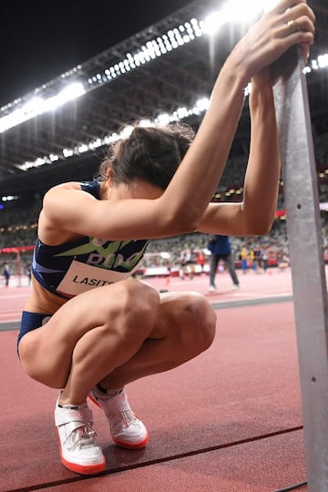 La rusa Mariya Lasitskene celebra la medalla de oro tras ganar la final de salto de altura femenino.