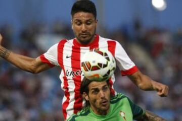 Mauro Dos Santos con Joaquín Larrivey.