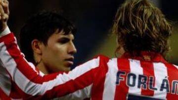 <b>EL MEJOR. </b>Agüero celebra uno de los goles del Atlético con su compañero Forlán.