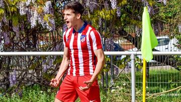 Héctor Peña celebra un gol con el Atlético.