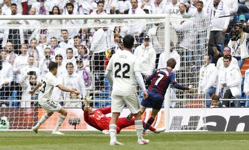 Real Madrid 0-1 Eibar | Recibió Escalante dentro del área, vio perfecta la incorporación de Cardona en el segundo palo y este controló y batió a Keylor en el mano a mano picando perfecta la pelota.