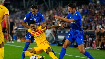 Jaime Mata disputa un balón con Raphinha en el primer partido de liga en el que acabó expulsado.