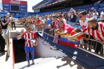 Los aficionados que acudieron al Vicente Calderón disfrutaron de los nuevos fichajes, Santos Borré y Diogo Jota.