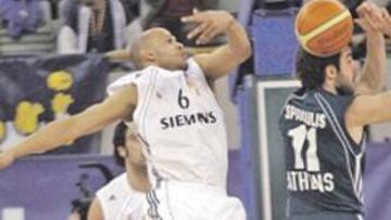 <b>BUENA ACCIÓN. </b>Josh Fisher le roba el balón a un brillante Spanulis