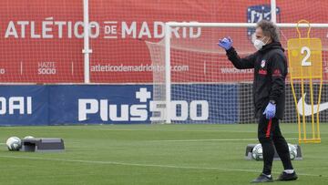 El Profe dirigiendo una sesión del Atlético tras el parón del coronavirus.